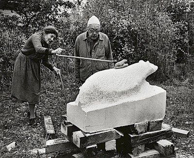 Germaine observe la sculpture du blaireau de Robert,<br /> Bernex, 1989, photographie Nicolas Crispini - Copyright Hainard Foundation